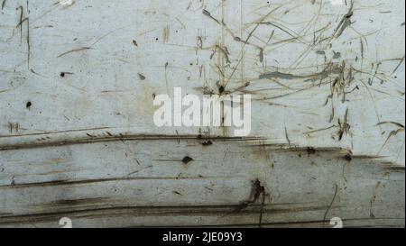 Ästhetische Grunge Kratzer weißes Metall, rostiger Metallhintergrund, schmutziges und gebeiztes Metall, Design mit abstrakter Kunst. Grunge, insipid Farbe. Abstrakte Kunst Stockfoto