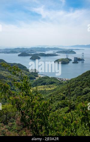 Blick auf die japanische Kurushima-Kaikyō-Brücke, die die Insel Ōshima mit Shikoku verbindet. Die Brücke führt über das Binnenmeer (Seto Naikai). Stockfoto