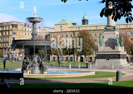 Schlossplatz mit Brunnen und Jubiläumssäule, Königin Olga-Gebäude im Hintergrund, Landeshauptstadt Stuttgart, Baden-Württemberg, Deutschland Stockfoto