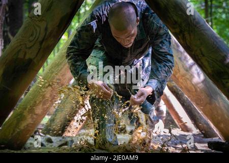 Washington, DC, USA. 8.. Juni 2022. LCpl. Elijah T. Williams, ein Einsatzleiter der Bravo Company, Marine Barracks Washington, manövriert während eines Truppenwettbewerbs auf der Marine Corps Base Quantico, VA., 08. Juni 2022 durch ein Hindernis. Während des Wettkampfs haben die Marines ihr grundlegendes Infanteriewissen durch die Navigation durch einen Ausdauerkurs, die Überwindung verschiedener Hindernisse und den Bodenkampf mehrerer Gegner verfeinert. Quelle: U.S. Marines/ZUMA Press Wire Service/ZUMAPRESS.com/Alamy Live News Stockfoto