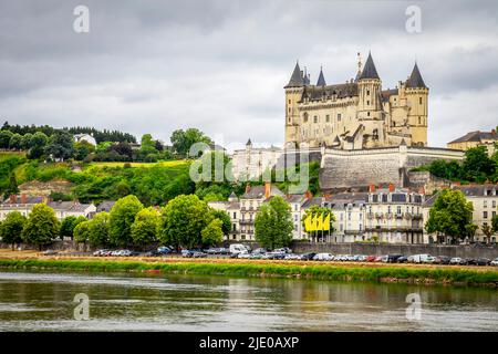 Chateau de Saumur und Blick auf die Loire. Erbaut 10. Jahrhundert, befindet sich in der französischen Stadt Saumur, im Département Maine-et-Loire. Frankreich. Stockfoto