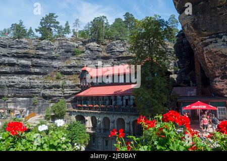 Hotel und Inn Falkennest, Prebisch Gate, Pravcicka brana, Böhmische Schweiz, Elbsandsteingebirge, Tschechische Republik Stockfoto