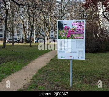 Grünfläche zwischen Fertighäusern in Berlin Mitte, Berlin, Deutschland Stockfoto