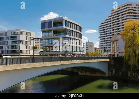 Herdbrücke, Straßenbrücke, Spannbetonbrücke, Blick auf Neu-Ulm, Brückenhaus, Ulm, Baden-Württemberg, Deutschland Stockfoto