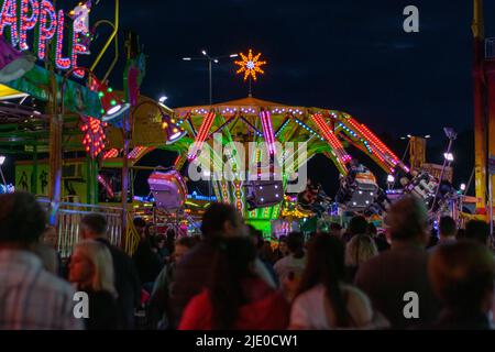 Spaß auf beliebten Sommermessen, extreme Unterhaltung bei beliebten Veranstaltungen mit großem Publikum. Stockfoto