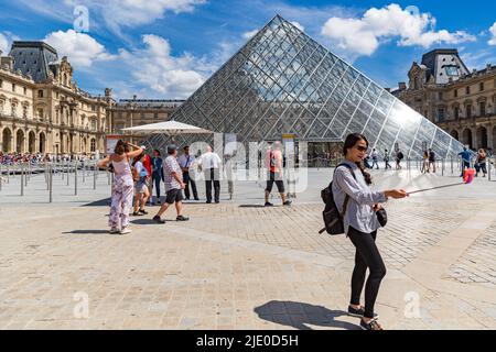 Schlange am Ticketschalter für das Louvre Museum Pyramide, herrlicher sonniger Tag in Paris Stockfoto