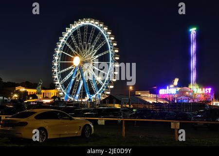 Oktoberfest, Riesenrad mit Bayern am Abend, beleuchtet, München, Bayern, Deutschland Stockfoto