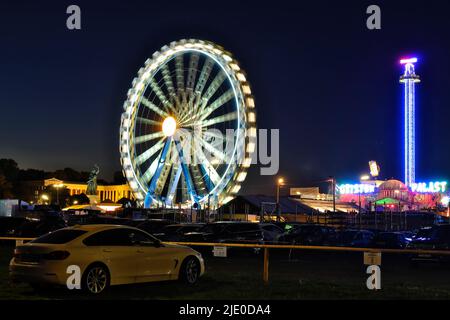 Oktoberfest, Riesenrad mit Bayern am Abend, beleuchtet, München, Bayern, Deutschland Stockfoto