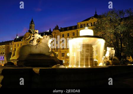 Wittelsbacher Brunnen am Lenbachplatz, abends beleuchtet, München, Bayern, Deutschland Stockfoto