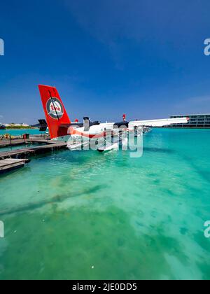 Ponton mit Wasserflugzeugen, De Havilland Canada DHC-6 300 Twin Otter, Male International Airport, Hulhule, Malediven Stockfoto