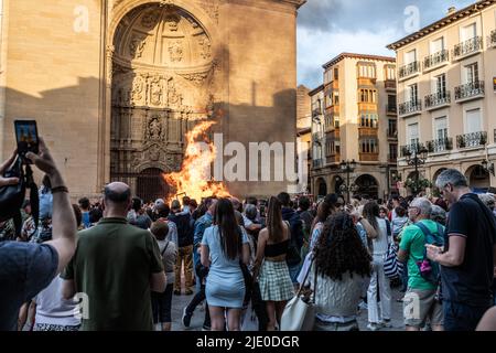 Nacht von San Juan, Logroño, La Jia, Spanien, 23. Juni, 2022. Feier der Lagerfeuer auf dem Marktplatz von Logroño nach der Pandemie von Covid. Stockfoto