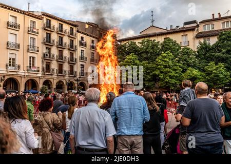 Nacht von San Juan, Logroño, La Jia, Spanien, 23. Juni, 2022. Feier der Lagerfeuer auf dem Marktplatz von Logroño nach der Pandemie von Covid. Stockfoto