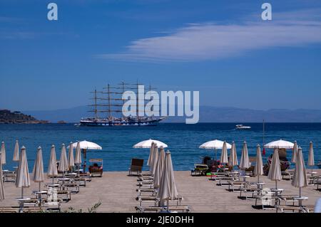 Royal Clipper, ein fünf-Mast-Luxuskreuzfahrtschiff mit vollem Takelage, das größte Segelschiff der Welt, vor dem Strand von Giardini-Naxos verankert Stockfoto