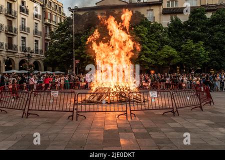 Nacht von San Juan, Logroño, La Jia, Spanien, 23. Juni, 2022. Feier der Lagerfeuer auf dem Marktplatz von Logroño nach der Pandemie von Covid. Stockfoto