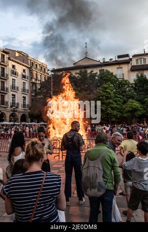 Nacht von San Juan, Logroño, La Jia, Spanien, 23. Juni, 2022. Feier der Lagerfeuer auf dem Marktplatz von Logroño nach der Pandemie von Covid. Stockfoto