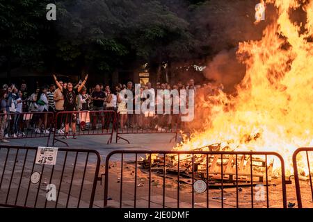 Nacht von San Juan, Logroño, La Jia, Spanien, 23. Juni, 2022. Feier der Lagerfeuer auf dem Marktplatz von Logroño nach der Pandemie von Covid. Stockfoto