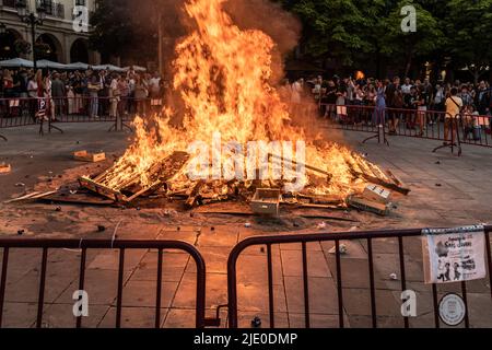 Nacht von San Juan, Logroño, La Jia, Spanien, 23. Juni, 2022. Feier der Lagerfeuer auf dem Marktplatz von Logroño nach der Pandemie von Covid. Stockfoto