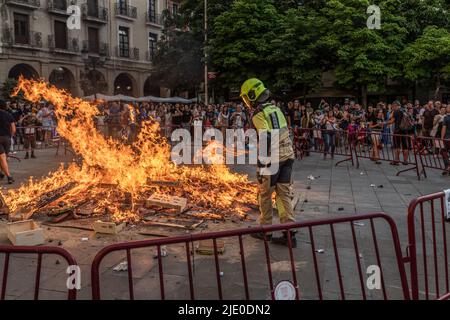 Nacht von San Juan, Logroño, La Jia, Spanien, 23. Juni, 2022. Feier der Lagerfeuer auf dem Marktplatz von Logroño nach der Pandemie von Covid. Stockfoto