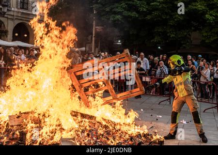 Nacht von San Juan, Logroño, La Jia, Spanien, 23. Juni, 2022. Feier der Lagerfeuer auf dem Marktplatz von Logroño nach der Pandemie von Covid. Stockfoto