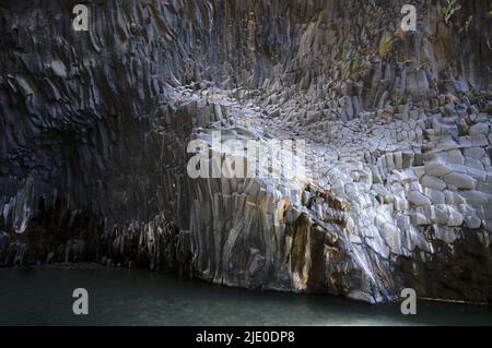 Lavagestein im Flusspark Gole dell Alcantara, Alcantara-Schlucht, Sizilien, Italien Stockfoto