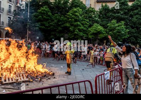 Nacht von San Juan, Logroño, La Jia, Spanien, 23. Juni, 2022. Feier der Lagerfeuer auf dem Marktplatz von Logroño nach der Pandemie von Covid. Stockfoto