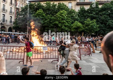 Nacht von San Juan, Logroño, La Jia, Spanien, 23. Juni, 2022. Feier der Lagerfeuer auf dem Marktplatz von Logroño nach der Pandemie von Covid. Stockfoto