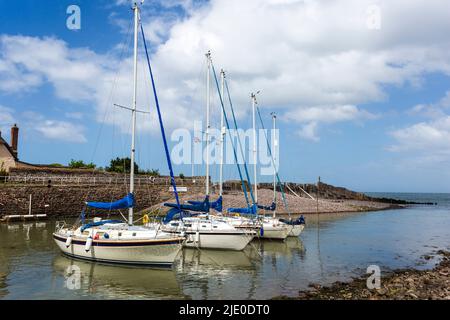 Porlock Weir, ein kleiner Hafen im Exmoor National Park, Somerset, England. Der Hafen, mit Segelbooten vertäut. Stockfoto