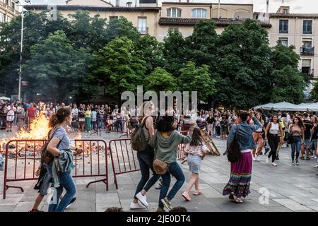 Nacht von San Juan, Logroño, La Jia, Spanien, 23. Juni, 2022. Feier der Lagerfeuer auf dem Marktplatz von Logroño nach der Pandemie von Covid. Stockfoto