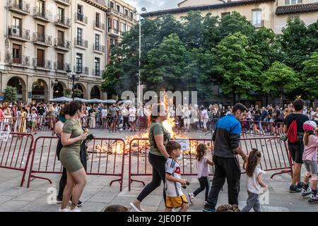 Nacht von San Juan, Logroño, La Jia, Spanien, 23. Juni, 2022. Feier der Lagerfeuer auf dem Marktplatz von Logroño nach der Pandemie von Covid. Stockfoto