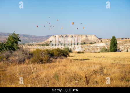 Heißluftballons fliegen über Kappadokien, Türkei Stockfoto