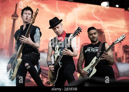 Oslo, Norwegen. 23.. Juni 2022. Die kanadische Punkrock-Band Sum 41 spielt ein Live-Konzert während des norwegischen Musikfestivals Tons of Rock 2022 in Oslo. Hier ist Gitarrist Tom Thacker (c) live auf der Bühne zu sehen. (Foto: Gonzales Photo/Alamy Live News Stockfoto