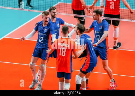 Quezon City. 24.. Juni 2022. Die Spieler der Niederlande feiern am 24. Juni 2022, nachdem sie beim Spiel FIVB Volleyball Nations League Men's Pool 3 zwischen den Niederlanden und Deutschland in Quezon City, Philippinen, einen Treffer erzielt haben. Quelle: Rouelle Umali/Xinhua/Alamy Live News Stockfoto