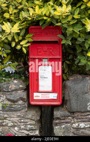 Vorrangige Briefkasten in einem kleinen Dorf in Devon Stockfoto