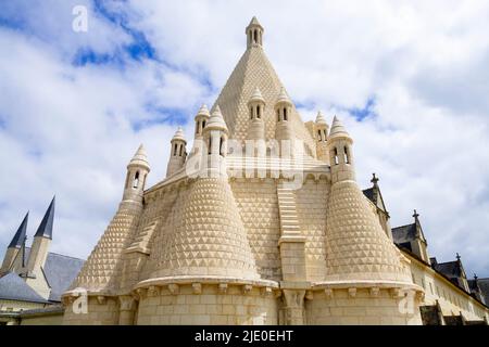 Gebäude mit römischer Küche. Die königliche Abtei unserer Lieben Frau von Fontevraud war ein Kloster im Dorf Fontevraud-l'Abbaye, in der Nähe von Chinon, Frankreich. Stockfoto