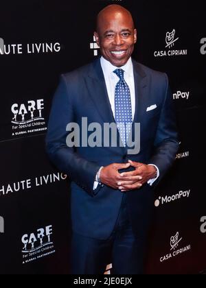 New York City, Usa. 23.. Juni 2022. MANHATTAN, NEW YORK CITY, NEW YORK, USA - 23 2022. JUNI: Eric Adams, Bürgermeister von New York City, kommt zur jährlichen „Moonlight Gala“ zugunsten VON CARE - Children with Special Needs, die am 23. Juni 1. in der Casa Cipriani in Manhattan, New York City, New York, USA, stattfand. (Foto von Christian Lora/Image Press Agency) Quelle: Image Press Agency/Alamy Live News Stockfoto