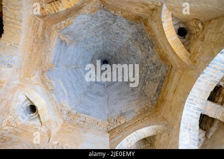 Gebäude mit römischer Küche. Die königliche Abtei unserer Lieben Frau von Fontevraud war ein Kloster im Dorf Fontevraud-l'Abbaye, in der Nähe von Chinon, Frankreich. Stockfoto