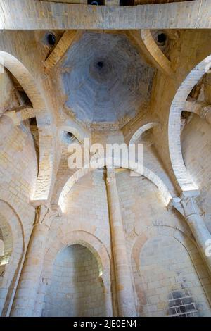 Gebäude mit römischer Küche. Die königliche Abtei unserer Lieben Frau von Fontevraud war ein Kloster im Dorf Fontevraud-l'Abbaye, in der Nähe von Chinon, Frankreich. Stockfoto