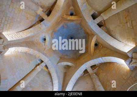 Gebäude mit römischer Küche. Die königliche Abtei unserer Lieben Frau von Fontevraud war ein Kloster im Dorf Fontevraud-l'Abbaye, in der Nähe von Chinon, Frankreich. Stockfoto