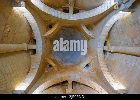 Gebäude mit römischer Küche. Die königliche Abtei unserer Lieben Frau von Fontevraud war ein Kloster im Dorf Fontevraud-l'Abbaye, in der Nähe von Chinon, Frankreich. Stockfoto