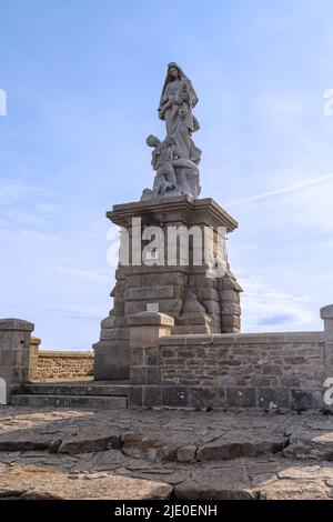 CAPE RAZ, FRANKREICH - 6. SEPTEMBER 2019: Dies ist das Denkmal der Muttergottes der Schiffbrüchigen, das sich auf dem westlichsten Kap Frankreichs befindet. Stockfoto