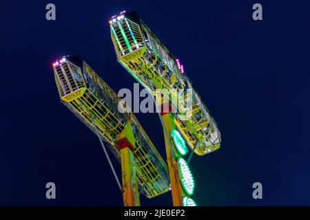 Spaß auf beliebten Sommermessen, extreme Unterhaltung bei beliebten Veranstaltungen mit großem Publikum. Extreme Schaukel-Unterhaltung auf dem Festival Stockfoto