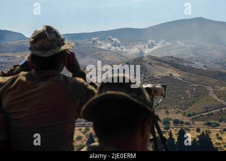 9. Juni 2022 - Izmir, Türkei - U.S. Marines assigned to Weapons Platoon, Echo Company, Bataillon Landing Team 2/6, 22. Marines Expeditionary Unit, beobachten kombiniertes Marine Corps und Artilleriefeuer der türkischen Armee während der Übung EFES 2022 in der Nähe von Izmir, Türkei, 9. Juni 2022. EFES22 ist eine internationale gemeinsame Live-Fire-Übung, die sich auf die Steigerung der Einsatzbereitschaft, die Förderung von Stabilität und Wohlstand in der Region und die Interoperabilität zwischen den USA, der Türkei und den verbündeten Nationen konzentriert. (USA Marine Corps Foto von CPL. Kyle Jia) (Kreditbild: © U.S. Army/ZUMA Press Wire Service/ZUMAPRESS.com) Stockfoto