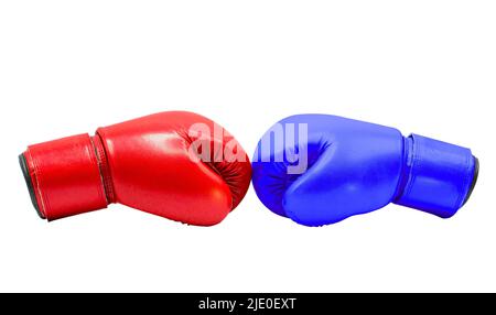 Boxhandschuhe Rot und Blau treffen isoliert auf weißem Hintergrund mit Schnittpfad zusammen Stockfoto