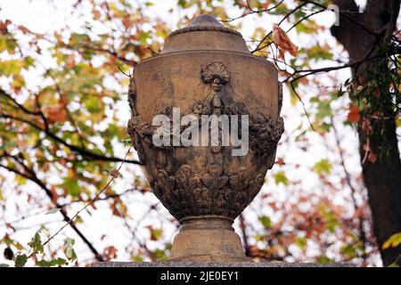 Kiew, Ukraine 23. Oktober 2019: Vase auf dem Hintergrund der Herbstblätter, ein Denkmal des Zarismus in Kiew Stockfoto