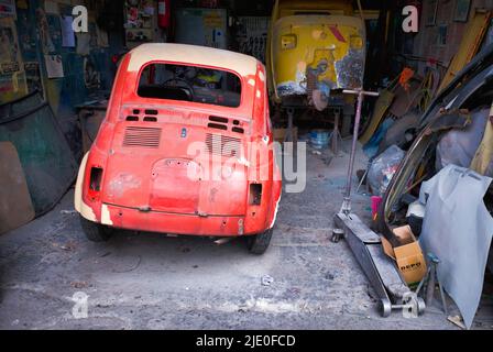 Historischer alter Fiat 500 in Garage, Autowerkstatt, Castiglione di Sicilia, Sizilien, Italien Stockfoto