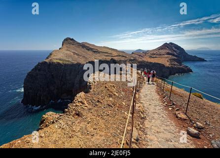 Wanderer auf Wanderwegen am Kap Ponta de Sao Lourenco, Saint Lawrence Point, Canical, Parque Natural da Madeira Nature Reserve, östlichste Spitze von Stockfoto