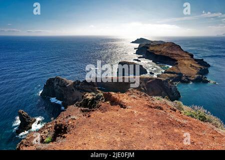 Blick am Ende des Wanderweges auf Cape Ponta de Sao Lourenco, Saint Lawrence Point, Leuchtturm dahinter, Canical, Parque Natural da Madeira Stockfoto