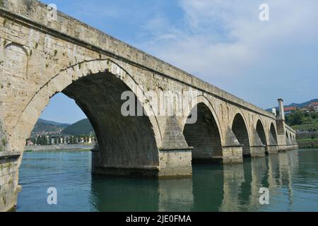 Die Mehmed Paša Sokolović-Brücke ist eine historische Brücke in Višegrad, im Osten von Bosnien und Herzegowina. Stockfoto