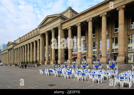 Tische und Stühle eines Straßencafés vor dem Königsbau am Schlossplatz, Stuttgart, Baden-Württemberg Stockfoto