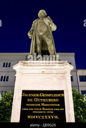 Gutenberg-Denkmal von 1837, Künstler Bertel Thorvaldsen, am Abend, Altstadt, Mainz, Rheinland-Pfalz, Deutschland Stockfoto